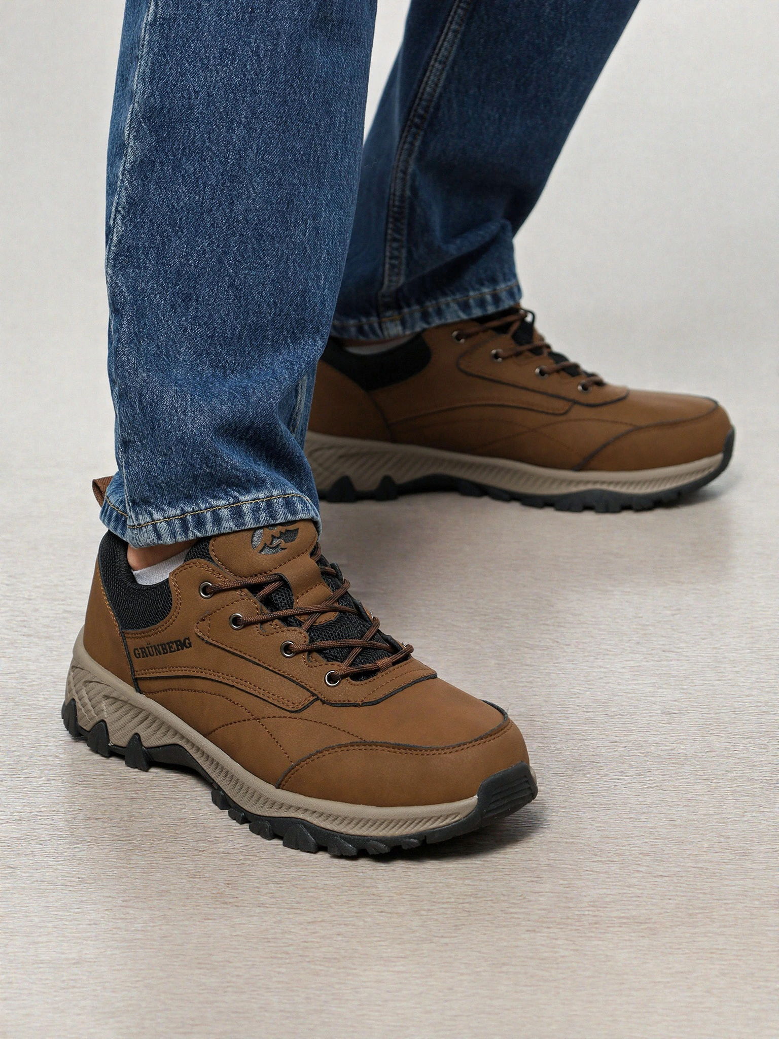 Кроссовки комбинированные коричневого цвета на рельефной подошве